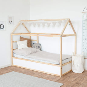 Ikea Kura Kinderbett als Hausbett mit Dach und beiger Wimpelkette
