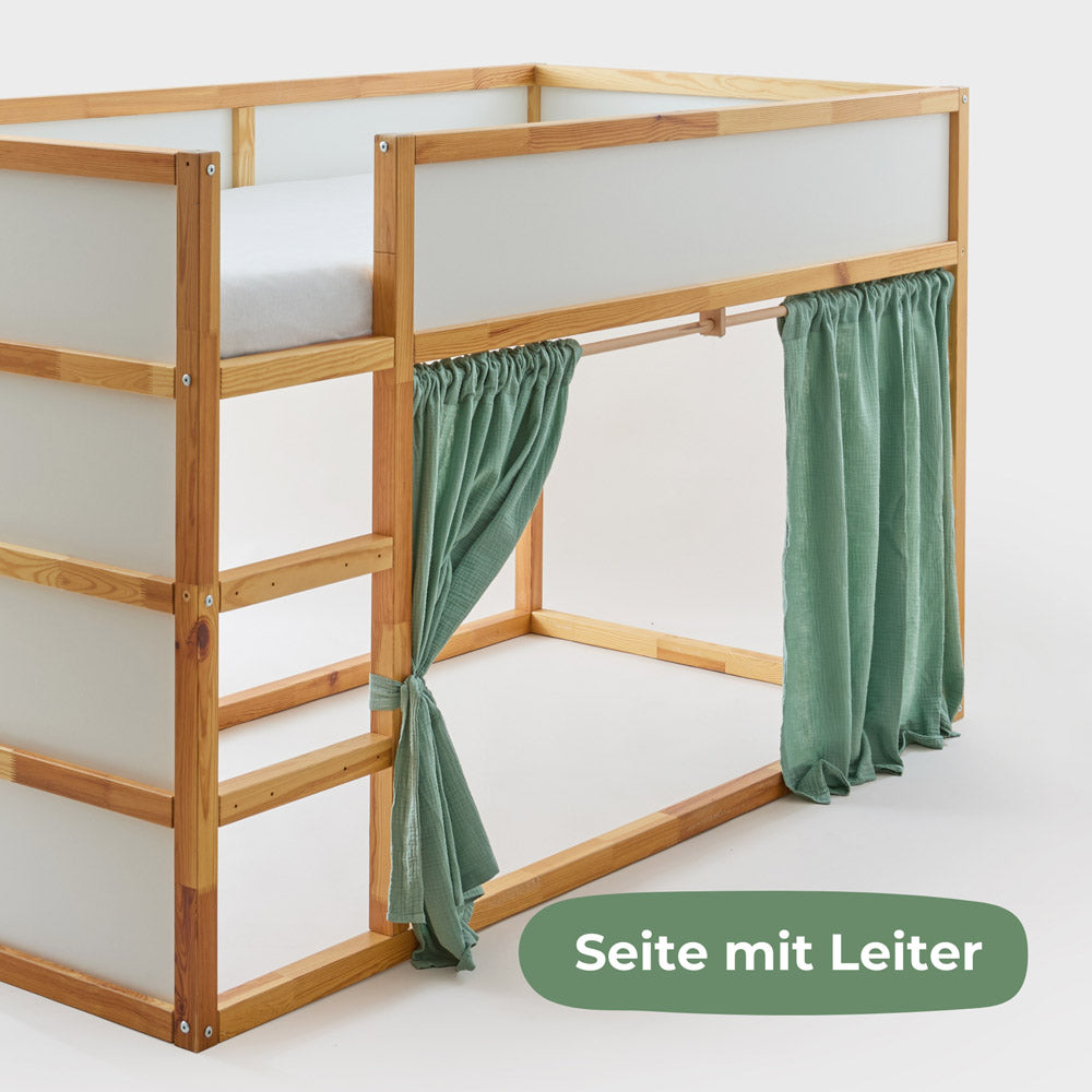 Kura Hochbett mit grünen Vorhängen.