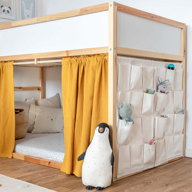Hängetaschen aus Stoff und senfgelbe Vorhänge für Ikea Kura Kinderbett