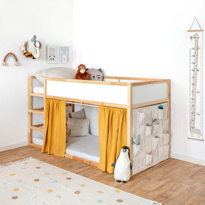 Kinderzimmer mit Spielzeugaufbewahrung aus Stoff und Stoffvorhänge für das Ikea Kura Hochbett