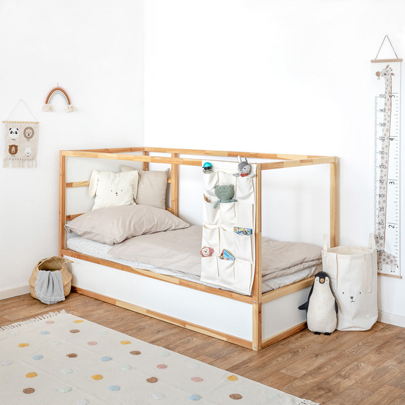 Bett Organizer aus Stoff an Frontseite von Ikea Kura Kinderbett