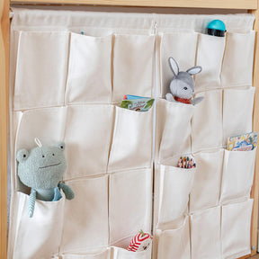 Detailansicht Betttaschen aus Stoff gefüllt mit Spielsachen für das Ikea Kura Kinderbett