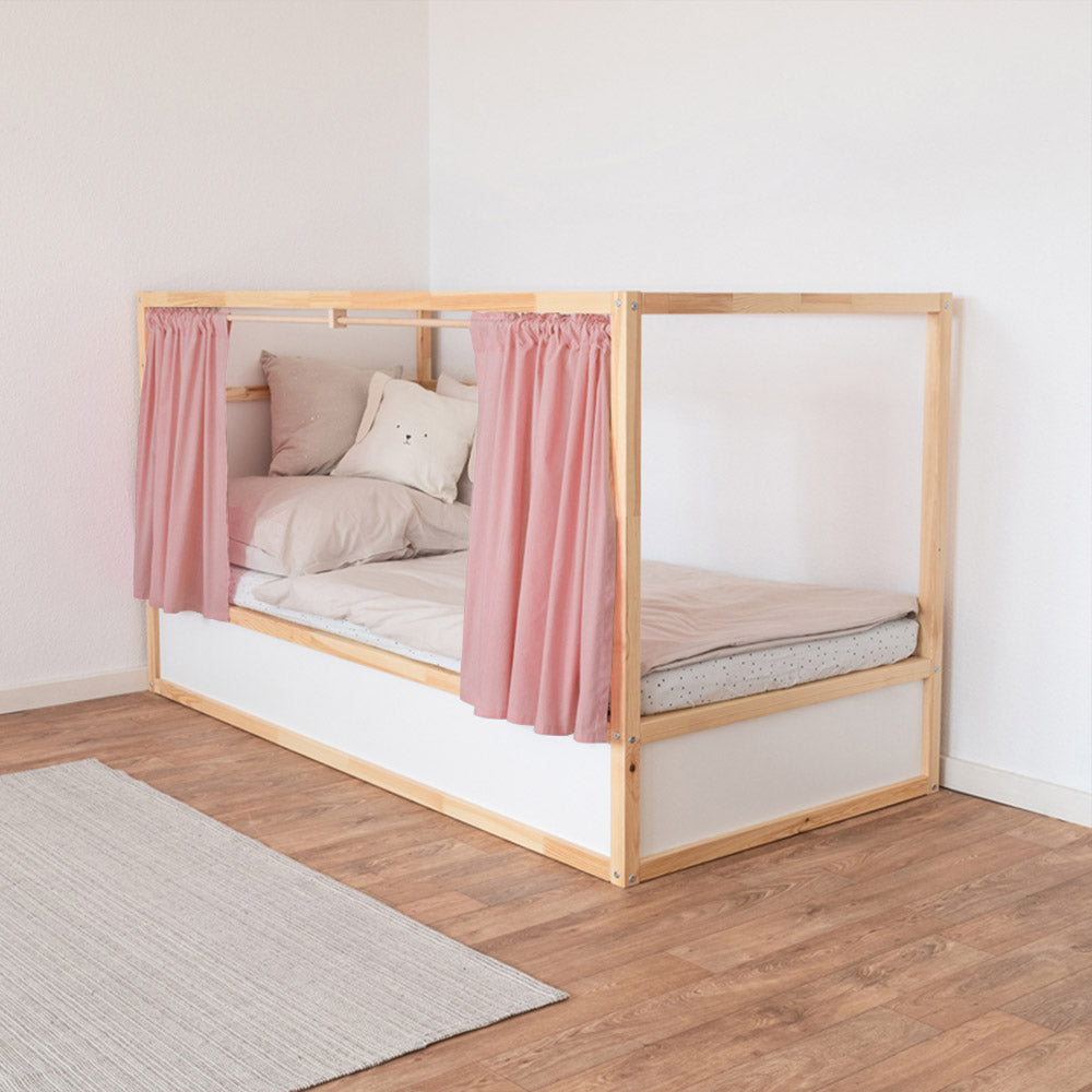 Zwei Hälften eines Rosa Vorhangs, der an der Vorhangstange eines Flachbetts befestigt ist