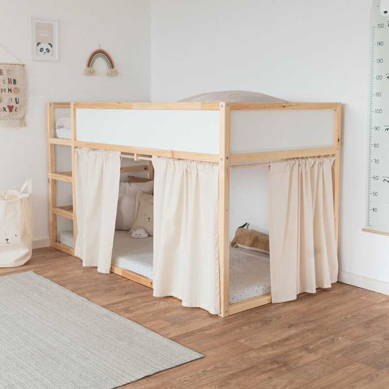 Kura Kinderbett als Hochbett - der Bereich unter dem Bett ist mit beigen Vorhängen versehen