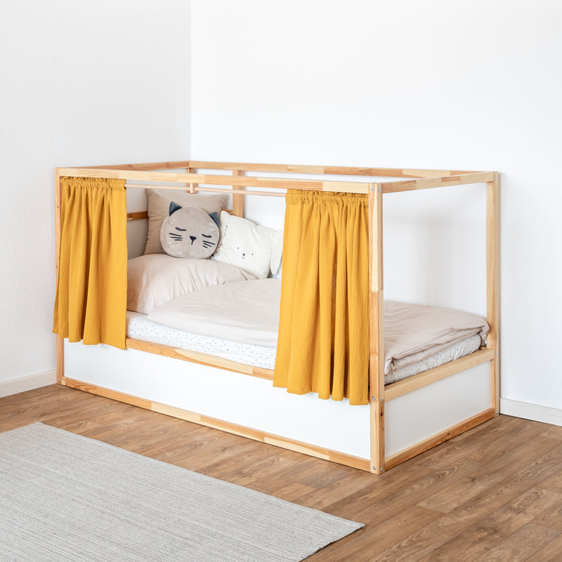 senfgelbe Bettvorhänge aus Musselinstoff mit Vorhangstange aus Holz für das Ikea Kura Kinderbett