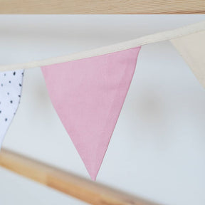 Detailansicht eines rosa farbenden Wimpels als Teil einer Winpelkette für Ikea Kura