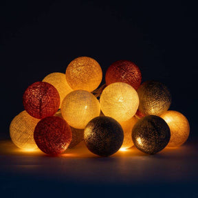 Ein Haufen von leutenden Cotton Balls - Lichterkette im angeschalteten Zustand