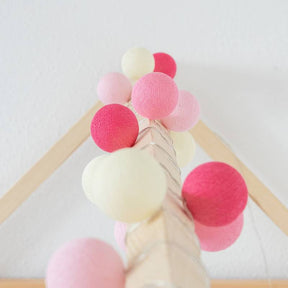 Detailansicht eines Kura Bett Dachs mit Lichterkette bestehend aus rosa farbenden Cotton Balls